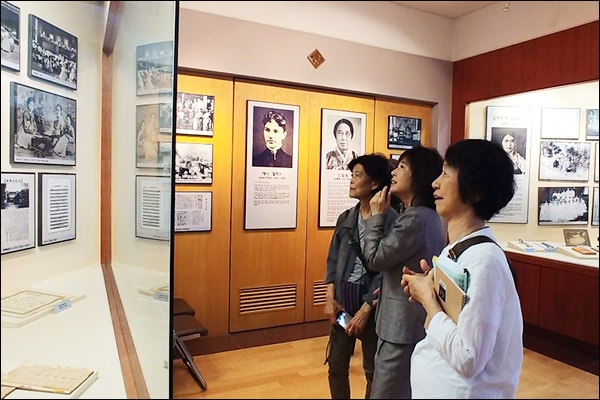 정신여고 김마리아회관 안의 전시실을 찾은 일본 고려박물관 회원들