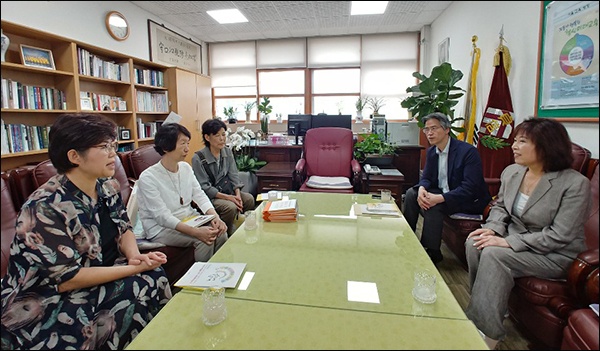 이야기를 나누는 기자, 도다 미츠코 씨, 하라다 쿄코 전 이사장, 조영호 교감, 이양순 동문(왼쪽부터 )