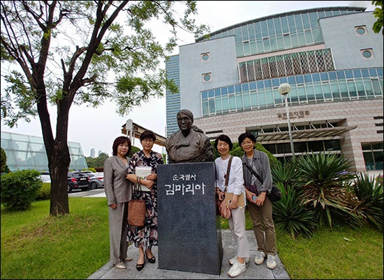 평소 존경하는 김마리아 열사 동상 앞에선 하라다 쿄코, 도다 미츠코 씨, 기자, 이양순 동문(오른쪽 부터)