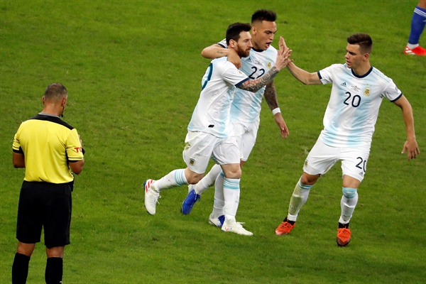  2019년 6월 20일(한국시간) 브라질에서 열린 2019 코파 아메리카 B조 조별리그 2차전, 아르헨티나와 파라과이의 경기. 아르헨티나의 리오넬 메시가 득점 후 동료들과 세리머니하고 있다.
