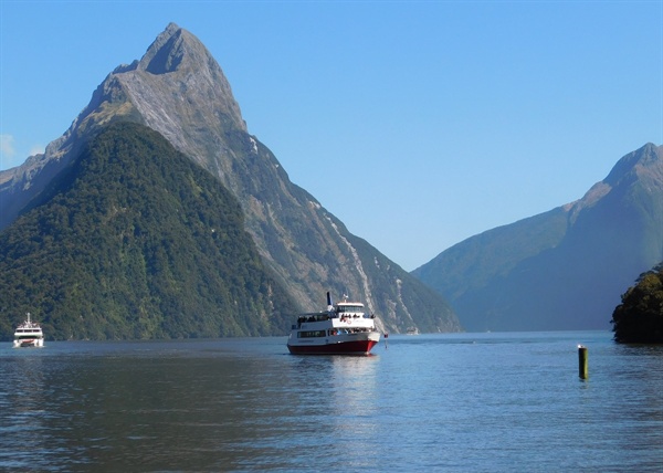 밀포드 사운드(Milford Sound)를 오가는 유람선