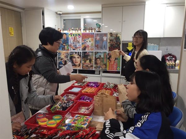 2018년 11월 10일 서대문구 마을 축제(천연·충현 도시재생 동감)에서 천연옹달샘은 알쏭달쏭미로, 옛날문방구, 놀이마당 등의 프로그램을 운영했다.