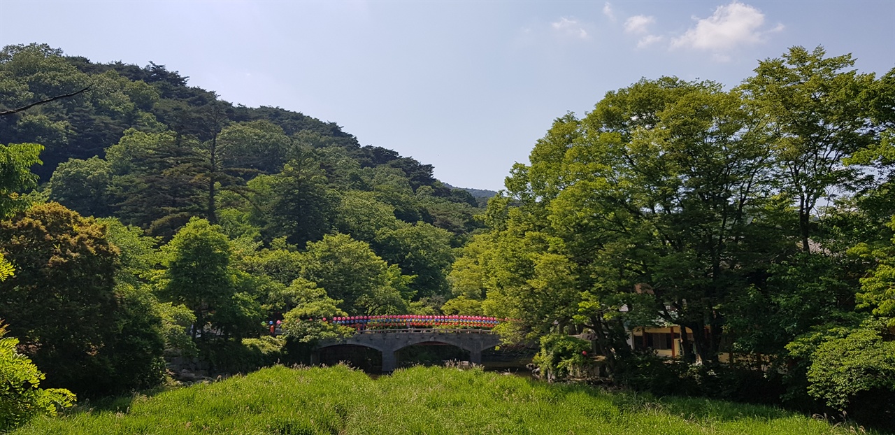 마곡사 가는 길   마곡사를 휘감고 도는 마곡천을 따라 걷다 보면, 멀리 극락교가 보인다.