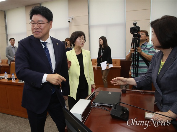 정치개혁특별위원회 장제원 자유한국당 간사가 20일 오후 서울 여의도 국회에서 열린 정치개혁특별위원회 전체회의에서 공직선거법 개정안 처리에 대한 활동기간 연장에 반대 의사를 심상정 위원장에게 밝힌 뒤 자리를 나서고 있다.