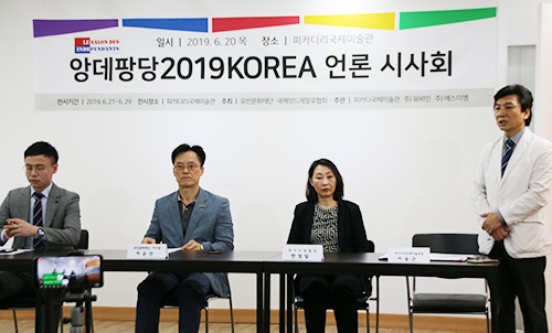  '앙데팡당2019KOREA' 언론 시사회가 20일 서울 종로 피카디리국제미술관에서 진행됐다. (왼쪽부터)에스이엠 박진석 대표, 유비인문화재단 이순선 이사장, 한정림 전시사업팀장, 이승근 앙데팡당조직위원회 미술위원장