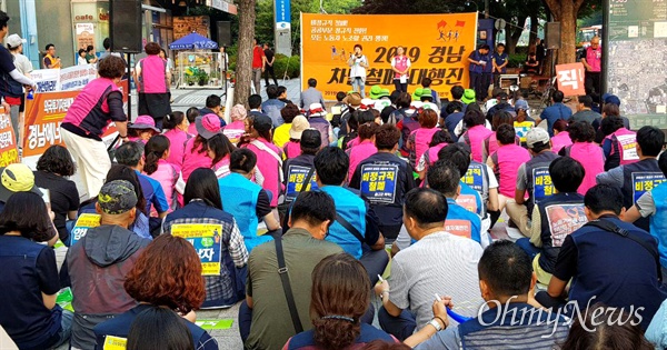 민주노총 경남본부는 6월 20일 저녁 창원 정우상가 앞에서 "비정규직 철폐 결의대회"를 열었다.