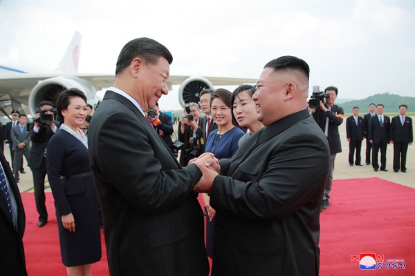 김정은 북한 국무위원장이 지난 6월 20일 평양 순안공항(평양국제비행장)에 도착한 시진핑(習近平) 중국 국가주석을 맞이하고 있다