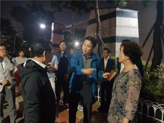 박원순 서울시장이 6월 21일 새벽 '붉은 수돗물'이 나온 영등포구의 아파트를 방문해 관계자에게 철저한 조치를 당부하고 있다.
