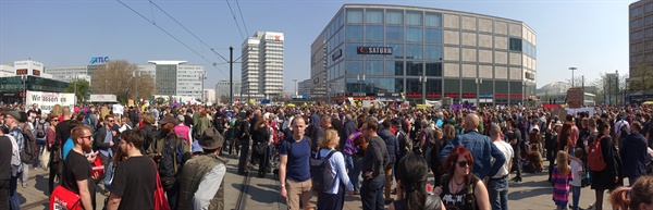 4월 6일 알렉산더플라츠에 가득 찬 미친 임대료 시위 참가자의 모습