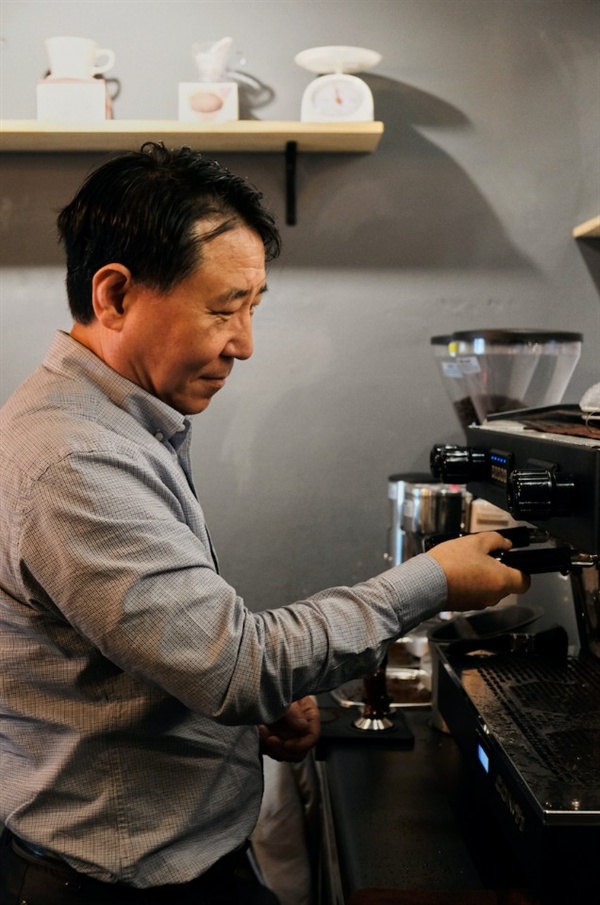  김상주 공방장이 커피를 내리고 있다. 