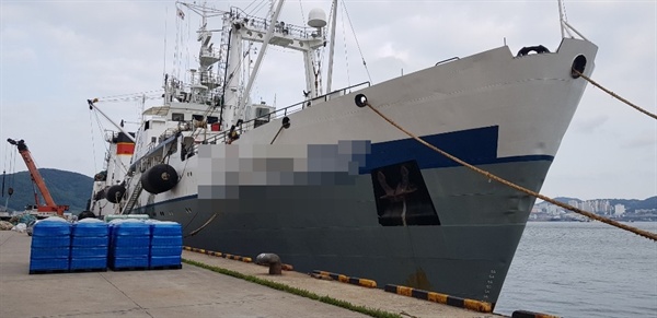 부산 감천항 3부두에 계류 중인 러시아 원양어선 ㄱ호에서 해상으로 기름을 불법 배출했다.