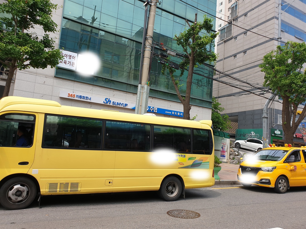 서울 동작구 상도동 소재 00학원 앞에 정차해 있는 25인승 학원셔틀버스와 15인승 학원셔틀버스.