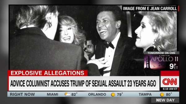 <뉴욕매거진>의 도널드 트럼프 미국 대통령과 성폭행 피해 주장자 E. 진 캐럴이 만났던 사진 공개를 보도하는 CNN 뉴스 갈무리.