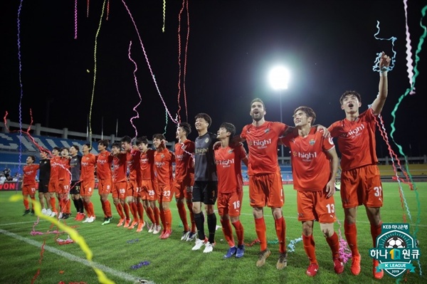  2019년 6월 23일 송암스포츠타운 주경기장에서 열린 K리그1 강원 FC와 포항 스틸러스의 경기. 강원 FC 선수들이 승리를 자축하고 있다.