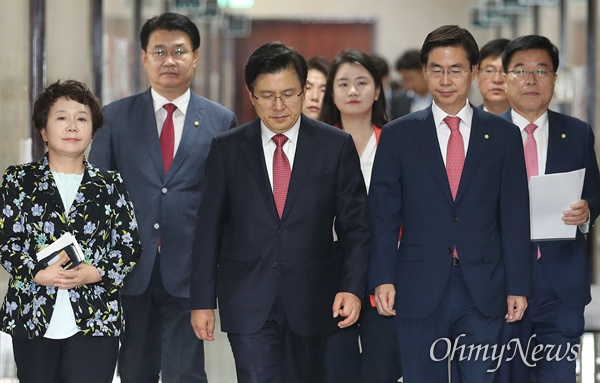 자유한국당 황교안 대표와 정용기 정책위의장 등 지도부들이 24일 오전 서울 여의도 국회에서 열린 최고위원회의에 참석하고 있다.