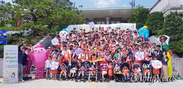 인천시는 지난 6월 22일 인천문화예술회관에서 아빠 육아 참여 및 인식개선 프로그램의 하나로 '인천 100인의 아빠단 발대식'을 가졌다.