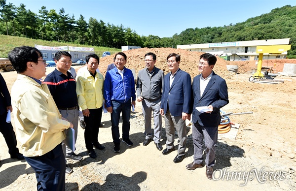  박남춘 인천시장이 6월 23일 서구 공촌정수장을 방문해 수돗물 정상화 현장을 점검하고 있다.