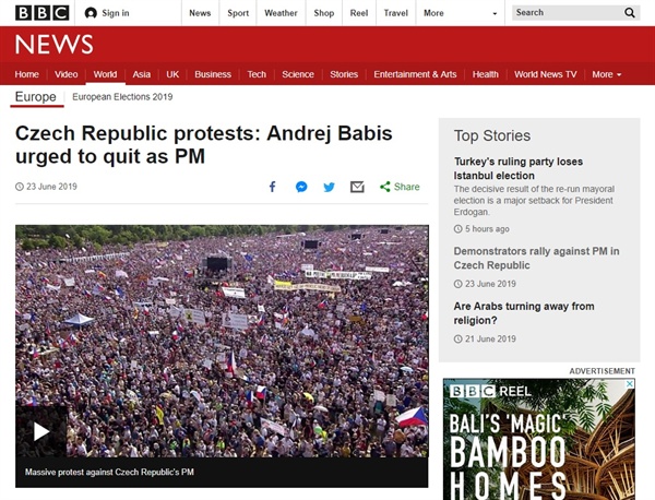 체코 프라하에서 열린 반정부 시위를 보도하는 BBC 뉴스 갈무리.