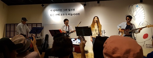 작곡가 최종혁 씨(좌)와 보컬가수 공연이다.