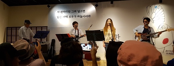 공연 작곡가 최종혁 씨(좌)와 보컬가수 공연이다.