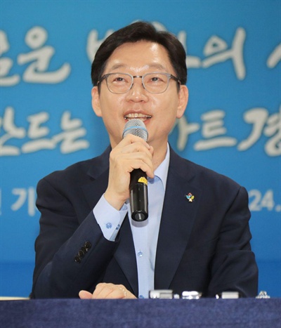 김경수 경남지사는 6월 24일 오전 경남도청 도정회의실에서 기자간담회를 열었다.