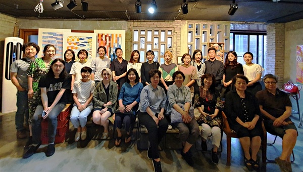 앞줄 왼쪽서 두 번째가 김이숙 기획자. 공유할 수 있는 빛나는 아이디어에 작가, 관객 그리고 관계자들이 모여 민화 만화경의 풍경을 만들었다.