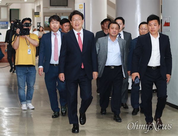 강원랜드 채용 비리 관여 혐의를 받는 권성동 자유한국당 의원이 24일 오후 서울 서초동 서울중앙지법에 1심 선고를 받기 위해 도착하고 있다.