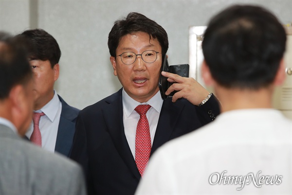 강원랜드 채용 비리 관여 혐의를 받는 권성동 자유한국당 의원이 24일 오후 서울 서초동 서울중앙지법에 1심 선고를 받기 위해 도착한 뒤, 전화통화를 하고 있다.