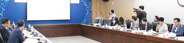 예산군 환경성검토 자문단이 회의를 진행하고 있다.