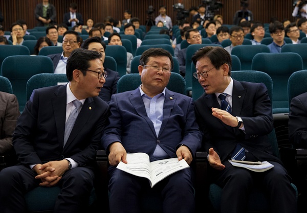  이재명 경기도지사와 설훈 · 김한정 국회의원이 24일 오전 국회도서관 대강당에서 열린 ‘경기도형 버스 노선입찰제 정책토론회’에서 환담을 하고 있다. 