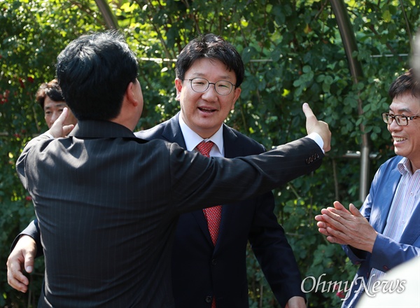 권성동보다 더 기뻐하는 장제원 "자유한국당이 살았어" 강원랜드 채용 비리 관여 혐의를 받는 권성동 자유한국당 의원이 24일 오후 서울 서초동 서울중앙지법에 열린 1심 선고에서 무죄를 선고 받았다. 장제원 의원이 "당이 살았어! 자유한국당이 살았어!"라며 권성동 의원을 끌어안으며 축하하고 있다.