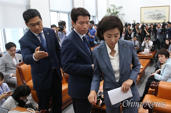  나경원 자유한국당, 이인영 더불어민주당, 오신환 바른미래당 원내대표가 지난 24일 오후 서울 여의도 국회 운영위원장실에서 국회 정상화에 합의하며 기자회견을 한 후 자리를 나서고 있다.