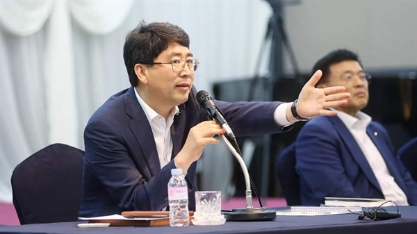 갈등현안을 해결하는 과정에서 보여준 맹 시장의 모습은 시민들의 난상토론을 지켜보면서, 시장 본인의 의견을 내세우기보다는 시민들의 생각을 경청하는 데 있다.(터미널 이전 관련 시민토론회에서 시민들의 다양한 의견에 답변하고 있는 맹 시장)