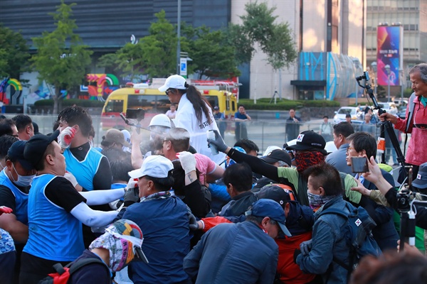 25일 오전 서울시 종로구 광화문 광장에서 농성 중이던 대한애국당(우리공화당) 천막을 서울시와 용역업체 관계자들이 철거하자 당원들이 저항하고 있다. 서울시는 오전 5시 20분부터 천막 2동 등 불법 설치물에 대한 행정대집행을 실시 중이다. 대한애국당은 24일 당명을 '우리공화당'으로 개정했다. 2019.6.25