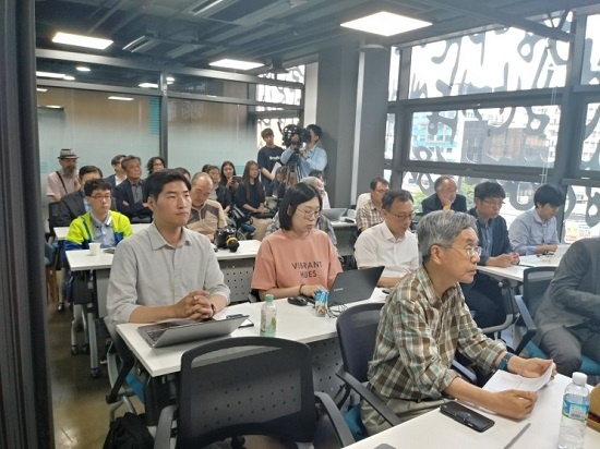 이날 공개 세미나에는 김태동 전 청와대 경제수석(맨 앞)을 비롯한 교수, 학자, 학생, 언론인 등이 대거 참석했다.