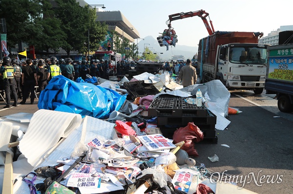 대한애국당 천막농성장 강제철거 서울시가 25일 오전 광화문광장에 47일 동안 불법설치된 대한애국당(현 우리공화당) 농성천막에 대해 서울시 관계자 500여명과 용역업체 직원 400여명을 투입해 행정대집행(강제철거)을 실시했다.