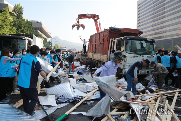 대한애국당 천막농성장 강제철거 6월 25일 오전 광화문광장에 47일 동안 불법설치된 대한애국당(현 우리공화당) 농성천막을 서울시 관계자 500여 명과 용역업체 직원 400여 명이 행정대집행(강제철거)을 했다. 대한애국당은 지난 5월 10일부터 박근혜 전 대통령 탄핵 반대 시위 도중 발생한 사망자에 대한 진상규명을 요구하며 광화문광장에 기습적으로 천막을 설치해 농성을 벌여왔다.