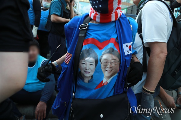 박근혜 전 대통령과 조원진 대표 얼굴이 새겨진 티셔츠를 입은 대한애국당원.