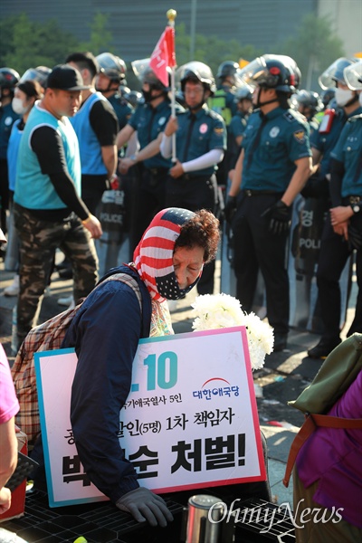 대한애국당 천막농성장 강제철거 서울시가 25일 오전 광화문광장에 47일 동안 불법설치된 대한애국당(현 우리공화당) 농성천막에 대해 서울시 관계자 500여명과 용역업체 직원 400여명을 투입해 행정대집행(강제철거)을 실시했다. 대한애국당은 지난 5월 10일부터 박근혜 전 대통령 탄핵 반대 시위 도중 발생한 사망자에 대한 진상규명을 요구하며 광화문광장에 기습적으로 천막을 설치해 농성을 벌여왔다.