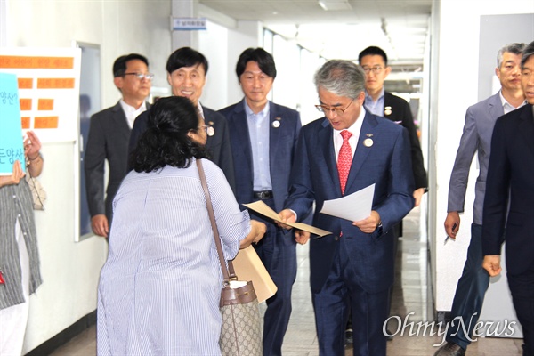  양산 소토초교 학부모들이 6월 25일 경남도교육청 1층 복도에서 박종훈 교육감을 만나 건의사항을 전달한 뒤 이야기를 잠시 나누고 있다.