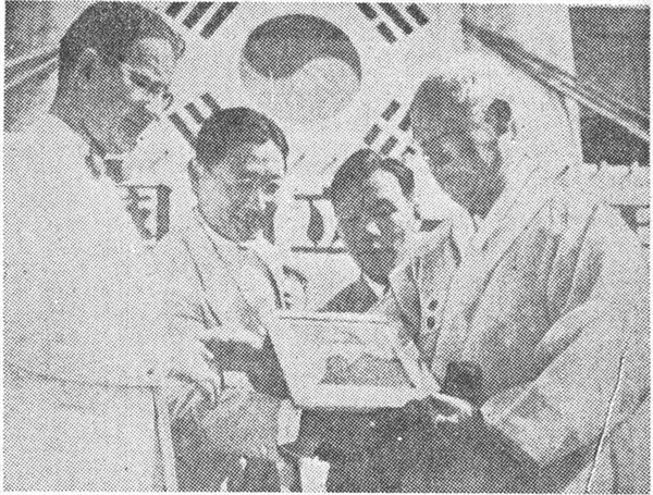 김구 암살 2개월 전인 1949년 4월 20일 이승만 대통령에게 해리 트루먼 대통령의 사진을 증정하는 존 무초(왼쪽). 위키백과