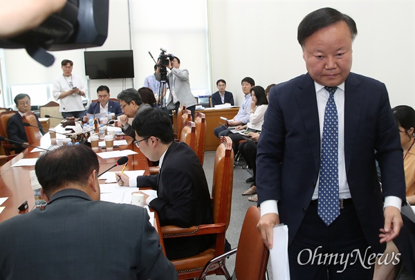  김재원 자유한국당 의원이 25일 오후 서울 여의도국회에서 열린 정치개혁 제1소위에 참석해 일방적인 회의 개의에 반대 의사를 전한 뒤 자리를 나서고 있다.