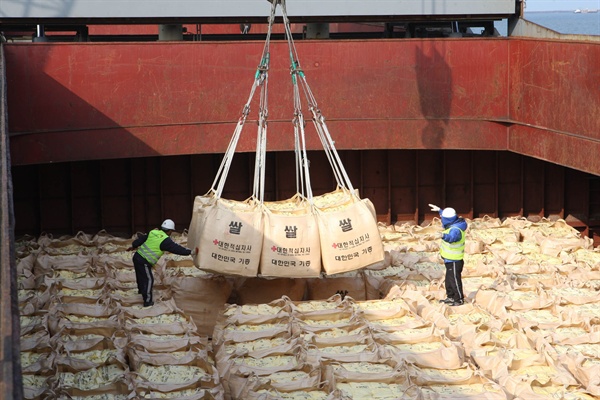 2010년 군산항에서 북한 수재민에게 전달할 쌀을 배에 선적하고 있는 모습.