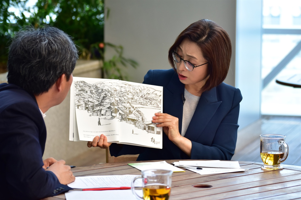 박승예, 김달 작가의 도서 ‘스무발자국’. 광주대단지 사건의 내용이 담긴 책을 들고 과거 성남의 이야기를 전하고 있는 은수미 성남시장 