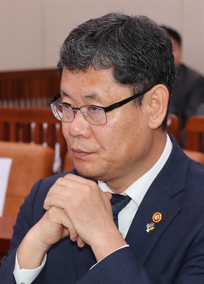 김연철 통일부 장관이 25일 오전 열린 국회 외교통일위원회 전체회의에 출석, 회의 시작을 기다리고 있다. 
