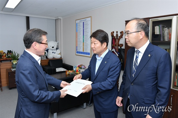  권영진 대구시장과 윤종진 경상북도부지사가 25일 오후 국무총리실을 방문해 정운현 총리비서실장에게 '총리께 드리는 건의문'을 전달하고 김해신공항 재검토에 대해 강한 유감을 표명했다.