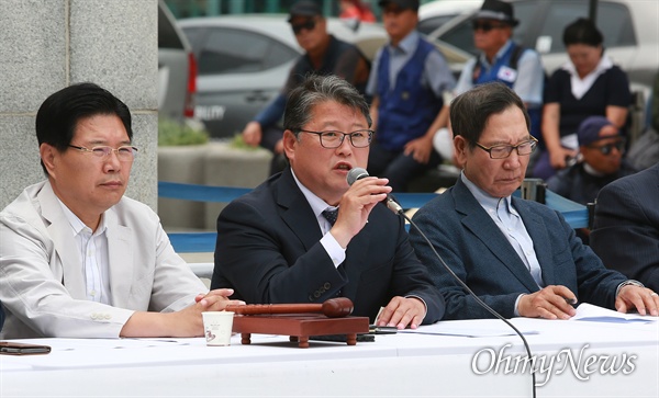 우리공화당 최고위원회의에 참석한 홍문종, 조원진 공동대표.