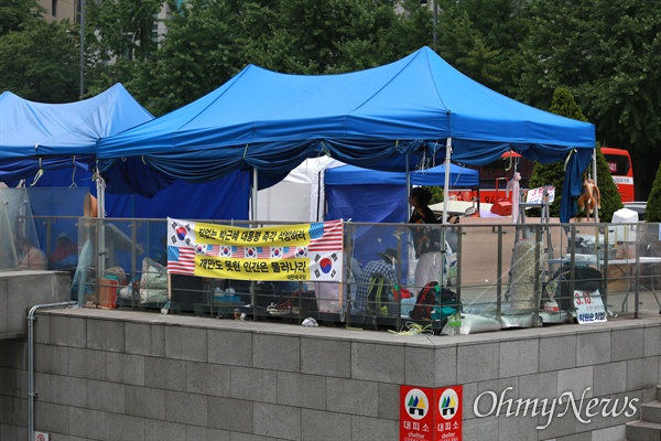 우리공화당 천막에 '죄없는 박근혜 대통령 즉각 석방하라' 가 적힌 현수막이 내걸려 있다.