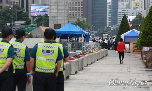 우리공화당 불법 천막과 경찰 26일 오전 서울 광화문광장에 우리공화당(옛 대한애국당)이 전날 서울시의 행정대집행에도 불구하고 다시 설치한 천막들이 여러동 설치되어 있다. 경찰들이 천막으로 통하는 광장입구에 대기하고 있다.