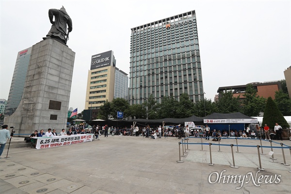 우리공화당, 광화문광장에서 최고위 회의 개최 우리공화당(옛 대한애국당) 최고위원회의가 26일 오전 서울 광화문광장 이순신동상 뒤편에서 조원진, 홍문종 공동대표가 참석한 가운데 열리고 있다. 광장에는 전날 서울시의 행정대집행에도 불구하고 다시 설치한 천막들이 여러동 세워져 있다.